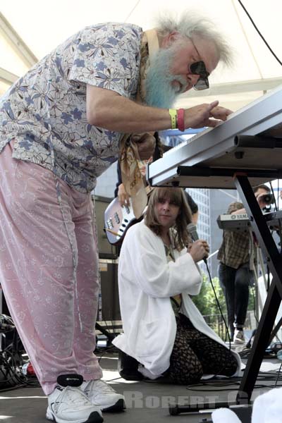 ARIEL PINK'S HAUNTED GRAFFITI AND R. STEVIE MOORE - 2012-05-26 - PARIS - Parc de la Villette - 